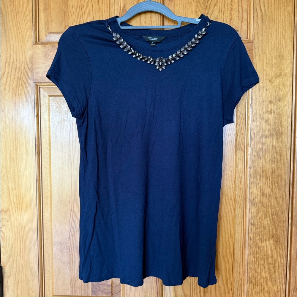 Simply Vera Vera Wang Navy Tee with detachable necklace size Large